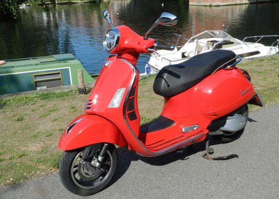 Vespa GTS 300 Super Red